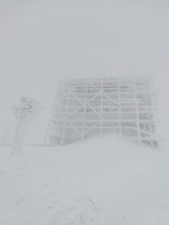 Українські Карпати замело снігом