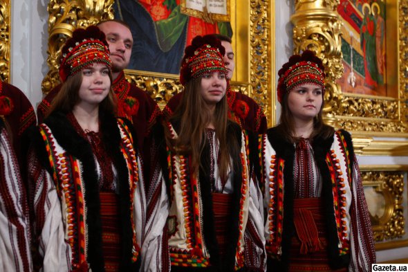 Вкінці служби виконували українські колядки під супровід скрипки та бандури