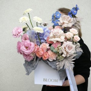 Флористика – это создание букетов или композиций из разнообразных цветков, трав, листьев и т.д. Обычно используются живые материалы. Фото: bloomflowers.pl