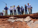 Премьер-министр Австралии Энтони Албаниз смотрит на последствия наводнения.