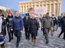 Анналена Бербок сьогодні приїхала до Харкова. По місту її супроводжували глава МЗС Дмитро Кулеба, очільник харківської ОВА Олег Синєгубов, міський голова Харкова Ігор Терехов. Гості показали, зокрема, розбомблені будинки міста