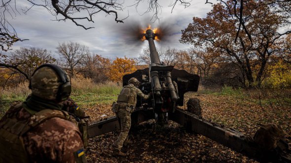 Українські артилеристи ведуть вогонь по позиціях у районі Бахмута, 31 жовтня 2022 року 