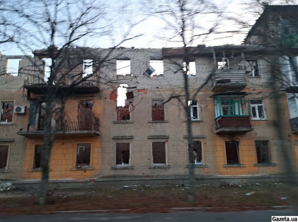 Вот так выглядит ныне жилищный сектор Лимана. Россияне безжалостно разбомбили снарядами и ракетами многоэтажки и частные дома