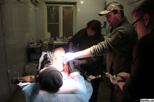 Алексей Назаришин (в головном уборе) с коллегами стабилизирует раненого украинского воина. В основном к нам попадают бойцы с осколочными ранениями, рассказал начмед 66-й бригады