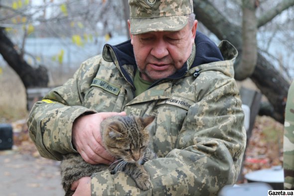 На передовой бойцы бригады не забывают заботиться о животных, часть из которых покинули местные жители во время эвакуации
