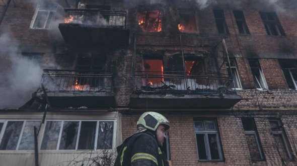 Українські пожежники гасять пожежу після обстрілу російською армією Бахмута, Україна, 7 грудня 2022 року 