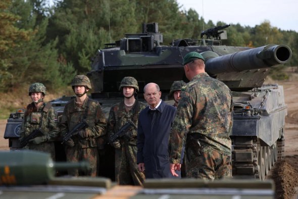 Канцлер Олаф Шольц із солдатами перед танком Leopard-2 у Німеччині, жовтень 2022 року 