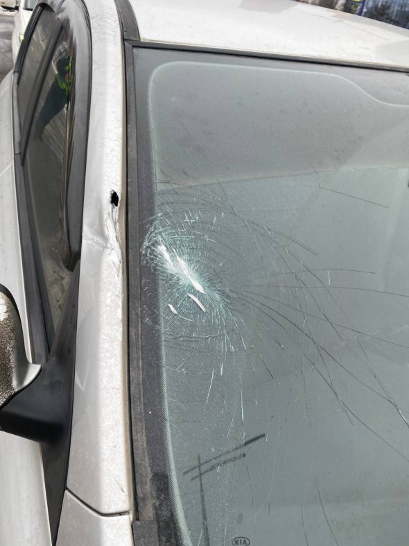 В Дарницком районе обломком ракеты повредило машину