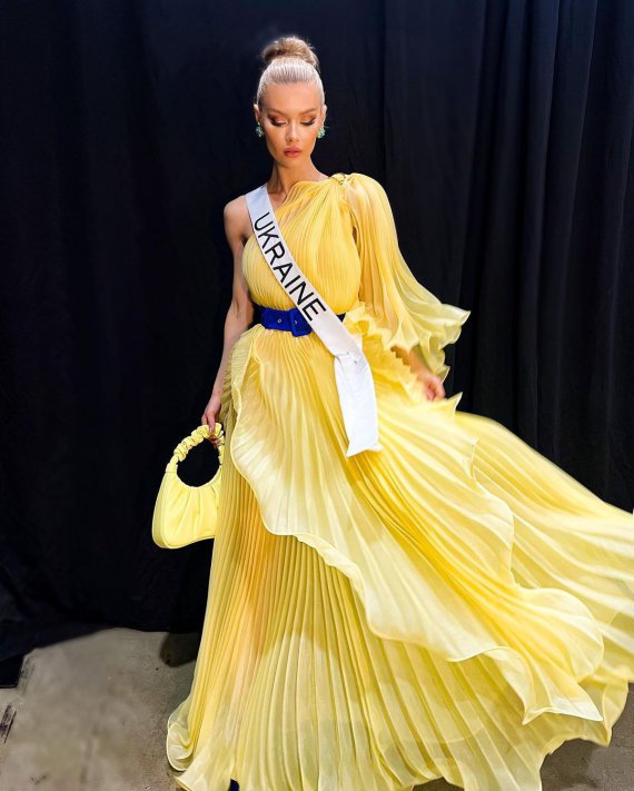 Вікторія Апанасенко, яка представляє Україну на конкурсі краси "Міс Всесвіт-2022" в Новому Орлеані, вразила черговим розкішним вбранням