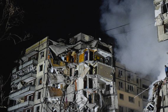 Кількість загиблих внаслідок ракетного удару по багатоповерхівці у Дніпрі зросла
