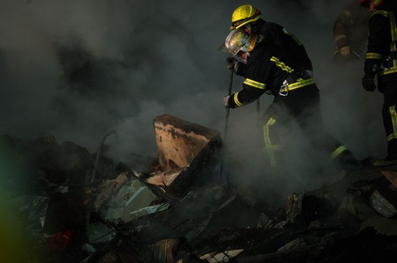 На місці російського удару по житловому будинку в Дніпрі тривають рятувальні роботи
