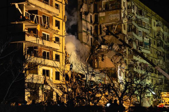 Из-под завалов разрушенного русскими россиянами жилого дома в Днепре продолжают доставать тела погибших