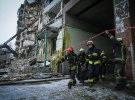 У Дніпрі тривають рятувальні роботи на місці російського ракетного удару