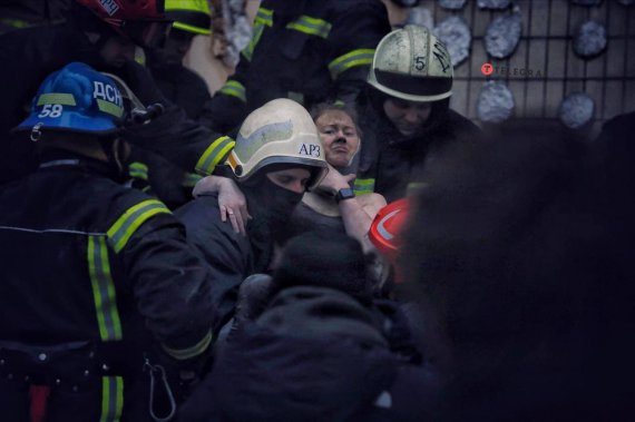 У Дніпрі з-під завалів зруйнованого внаслідок російського удару будинку дістали жінку