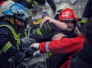 У Дніпрі з-під завалів зруйнованого внаслідок російського удару будинку дістали жінку