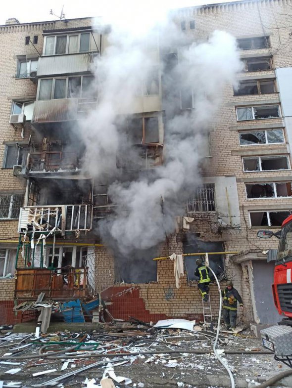 Россияне обстреляли Херсон, вражеские снаряды поразили помещение, где работают представители Красного Креста