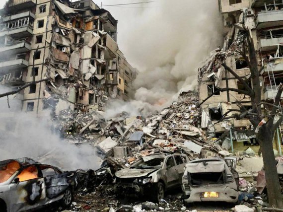 14 січня російські терористи обстріляли багатокварирний житловий будинок у Дніпрі. 