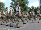 На параді 2021 року жінки тренувалися у парадній формі, без зброї, у туфлях на підборах. Це викликало обурення громадськості. З того часу ще активніше піднялося питання зручної форми для жінок
