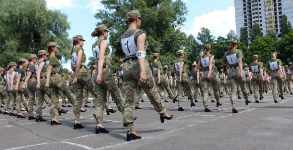 На параде 2021 года женщины тренировались в парадной форме, без оружия, в туфлях на каблуке. Это вызвало негодование общественности. С тех пор еще активнее поднялся вопрос удобной формы для женщин