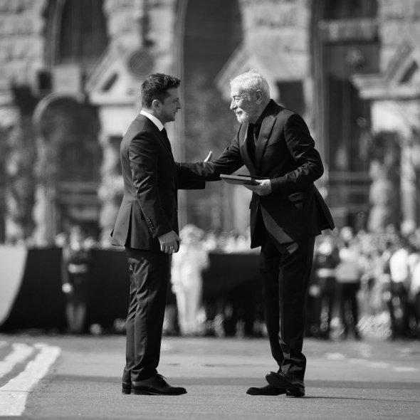 Актор Вахтанг Кікабідзе був особисто знайомий з президентом України Володимиром Зеленським. Після 24 лютого 2022 року називав главу української держави "справжнім мужиком"