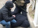 В Одесі правоохоронці затримали одного із організаторів схеми вимагання хабарів за отримання кваліфікаційних документів моряка.