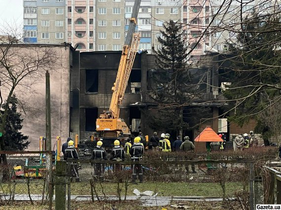 Сьогодні вранці на дитсадок у Броварах упав гелікоптер з керівництвом МВС. Загинули 16 людей, за попередніми даними