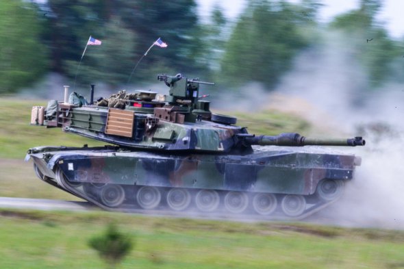 Танк Leopard-2 під час танкового змагання Strong Europe Tank Challenge у Графенвері, Німеччина. Багато європейських країн уперше відгукнулися на давній заклик президента Зеленського передати Києву сучасні танки. Франція, Польща та Велика Британія пообіцяли відправити західні танки. Фінляндія розглядає таку можливість 