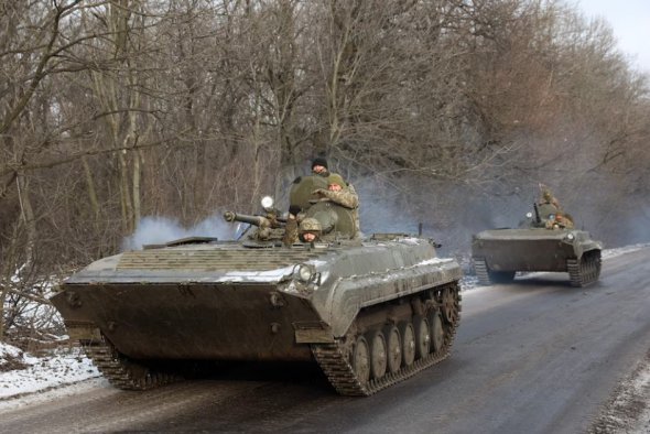 Украинские солдаты на бронетранспортере недалеко от Бахмута во вторник