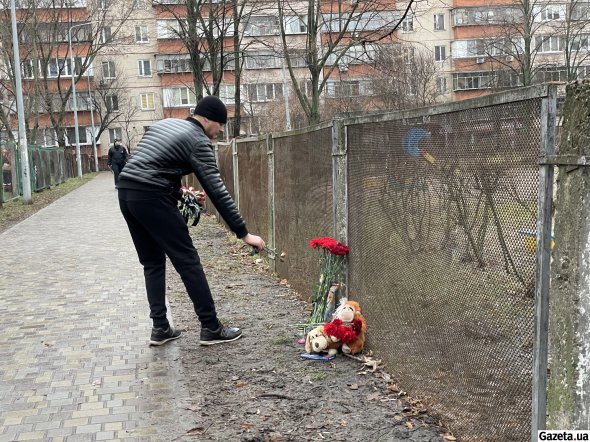 В детский сад люди приносили цветы и игрушки, чтобы почтить память погибших