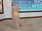 Дженнифер Лопес позировала на премьере своего нового фильма в "голом" платье от Valentino