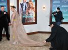 Дженнифер Лопес позировала на премьере своего нового фильма в "голом" платье от Valentino