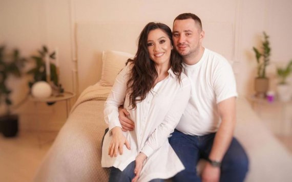 Наталка Карпа заміжня за героєм АТО Євгенієм Тереховим. Він зараз захищає Україну на передовій