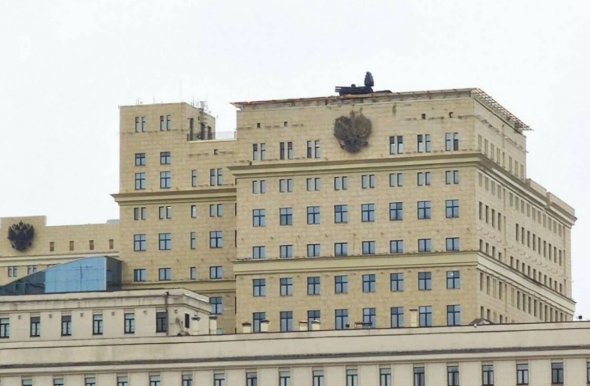 ЗРГК "Панцирь" установили на крыше здания министерства обороны России.