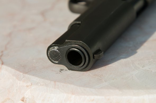 В мужчину из оружия выстрелила его партнерша по бизнесу, установили следователи. Фото иллюстративное