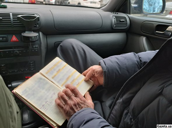 Сергей Титаренко хранит свою рабочую записную книжку с информацией о преступлениях, в раскрытии которых принимал участие