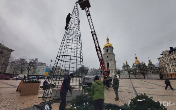 На Софійській площі демонтують головну новорічну ялинку України