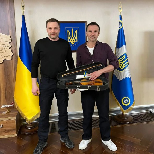 Голова МВС Денис Монастирський торік подарував співаку Святославу Вакарчуку скрипку з Харкова 