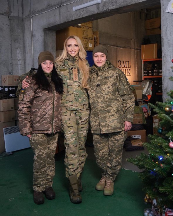 Артистка Оля Полякова запостила фотографію, на якій разом з захисницями позувала у формі