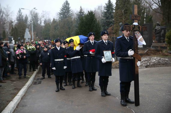 На Байковому кладовищі пройшла прощальна церемонія й поховання загиблих у авіакатастрофі керівників МВС