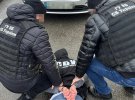 В Киеве задержали двоих мужчин, которые "продавали" украинские паспорта гражданам Российской Федерации.