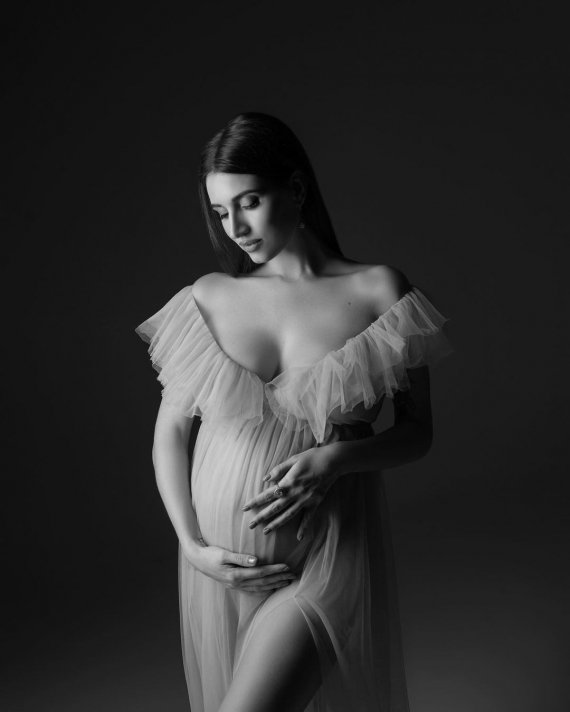 Беременная Евгения Эмеральд снялась в новой фотосессии