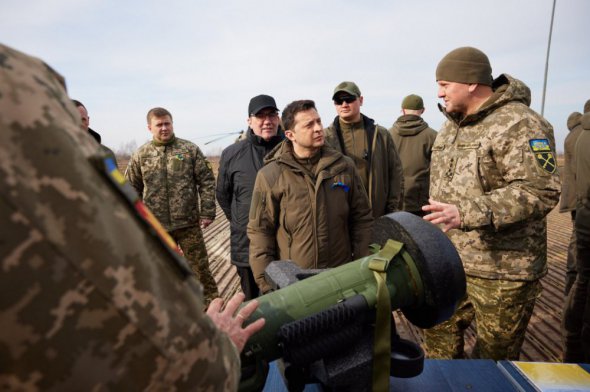 Із головнокомандувачем Збройних сил України Валерієм Залужним на військових навчаннях. Поруч ‒ протитанковий комплекс NLAW.