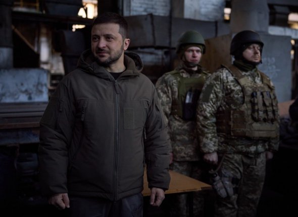 Президент Володимир Зеленський із воїнами у місті Бахмут на Донеччині, грудень.