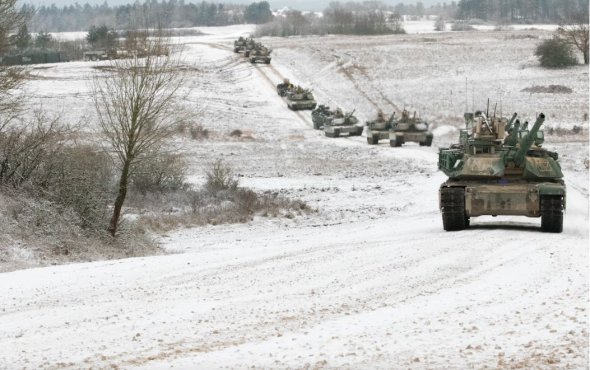 Танки M1 Abrams движутся к огневым точкам во время учений на полигоне Графенвёр в Германии, 2018 год