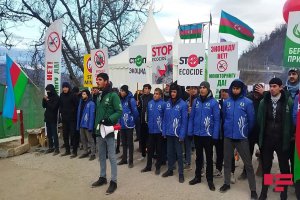  12 декабря экоактивисты в Карабахе начали мирную акцию протеста на автодороге, которая проходит через Шушу. Люди выступают против эксплуатации месторождений полезных ископаемых. Фото: apa.az