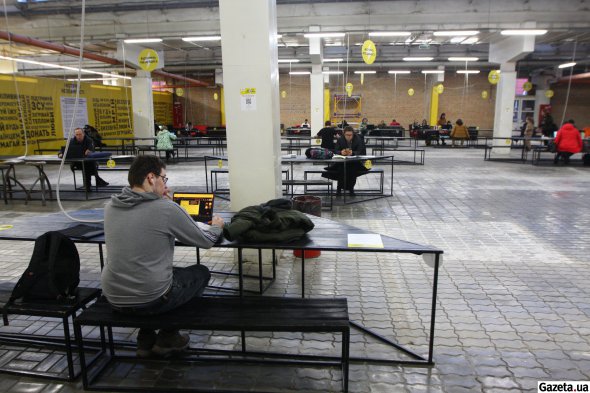 У приміщенні встановили чотири телевізори, канали можна вмикати на власний смак