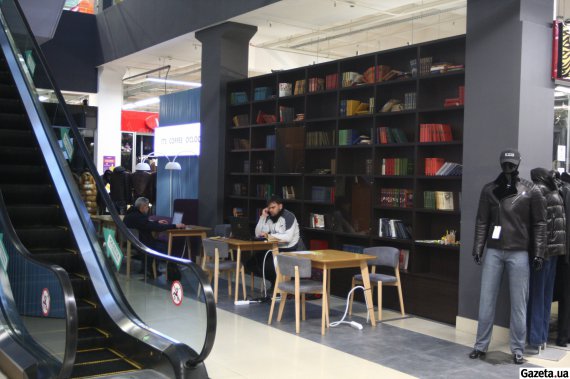 Найбільше в Україні "Містечко незламності" облштували на "Даринку" біля метро Лісова