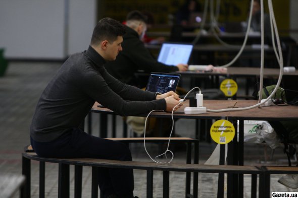 По всьому маркет-моллу встановили столи та лавки з розетками