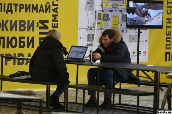 Найбільше в Україні "Містечко незламності" облштували на "Даринку" біля метро Лісова