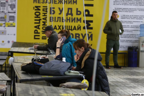 "Даринок" живлять сім генераторів. Окрім Wi-Fi, у моллі працюють сім Starlink, об’єднаних у автономний хаб зв’язку